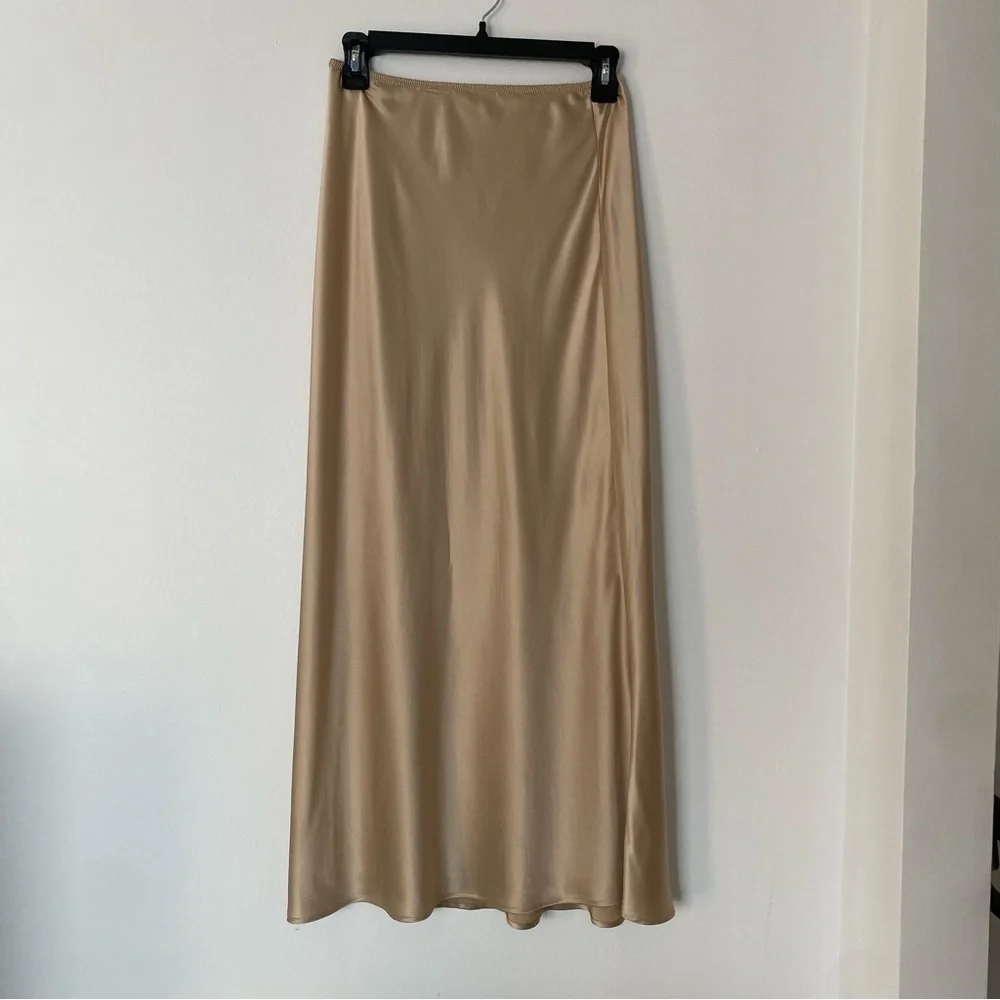 [SOLD] NWOT Reformation Layla Silk Skirt Size 0 - Picture 3 of 5